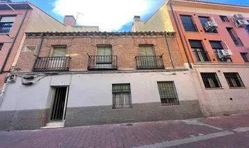 Chalet en venta en calle Altos de Saceruela de 6 habitaciones con balcón