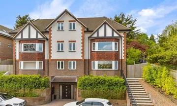 2 bedroom flat for sale in Riddlesdown Road, Purley, Surrey, CR8