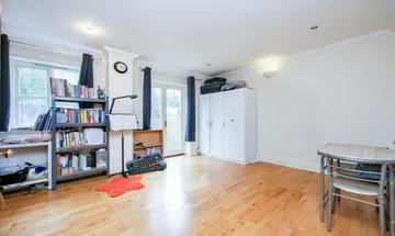 2 bedroom mews property for sale in Carlyle Mews, Bethnal Green, London, E1