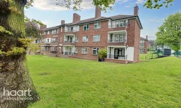 1 bedroom flat for sale in Leamington Road, Romford, RM3