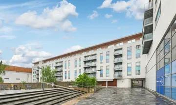 2 bedroom flat for sale in Streatham High Road, Streatham Common, London, SW16