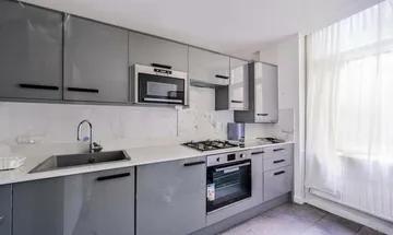 2 bedroom flat for sale in Hainault Road, Leyton, London, E11