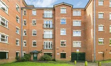 2 bedroom apartment for sale in Gleneagle Road, London, SW16