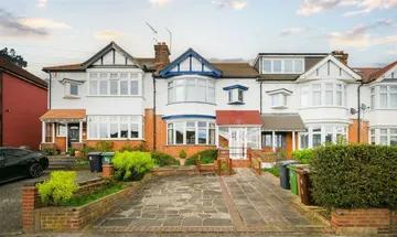 3 bedroom terraced house for sale in Mount View Road, North Chingford, E4