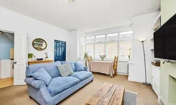 2 bedroom flat for sale in Valley Road, Streatham, SW16