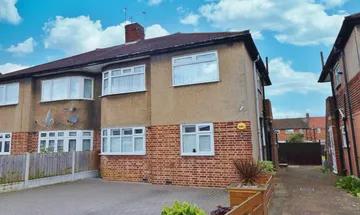 2 bedroom maisonette for sale in Erith Crescent, Collier Row, RM5