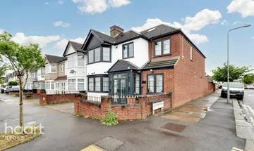 6 bedroom end of terrace house for sale in Lancing Road, Ilford, IG2