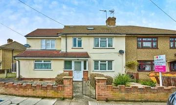 5 bedroom terraced house for sale in Dunster Close, Collier Row, Romford, RM5